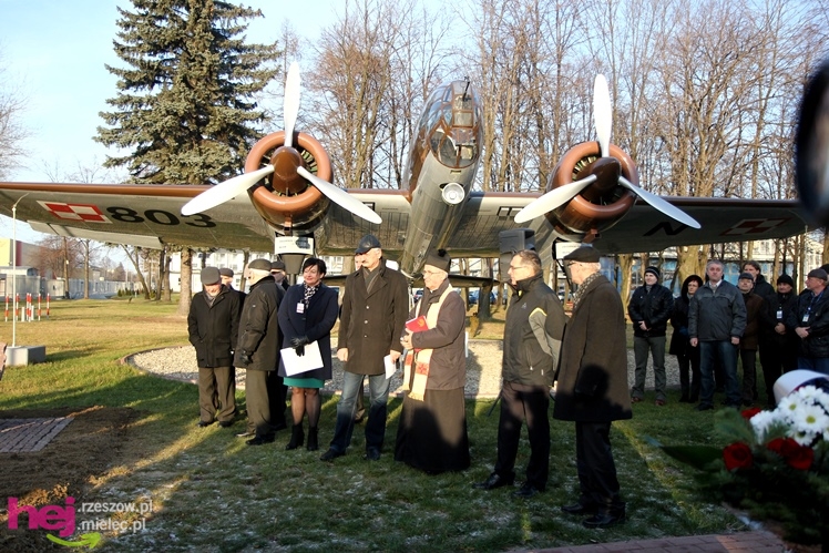 Odsłonięcie obelisku w hołdzie twórcom i zasłużonym dla przemysłu lotniczego w Mielcu