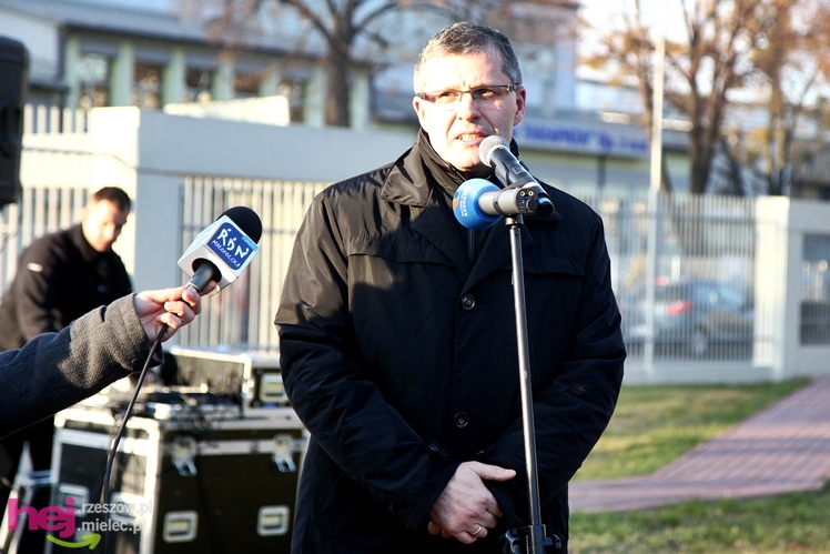 Odsłonięcie obelisku w hołdzie twórcom i zasłużonym dla przemysłu lotniczego w Mielcu