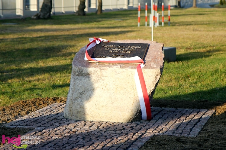 Odsłonięcie obelisku w hołdzie twórcom i zasłużonym dla przemysłu lotniczego w Mielcu