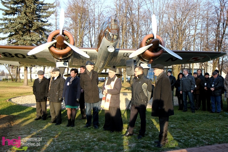 Odsłonięcie obelisku w hołdzie twórcom i zasłużonym dla przemysłu lotniczego w Mielcu