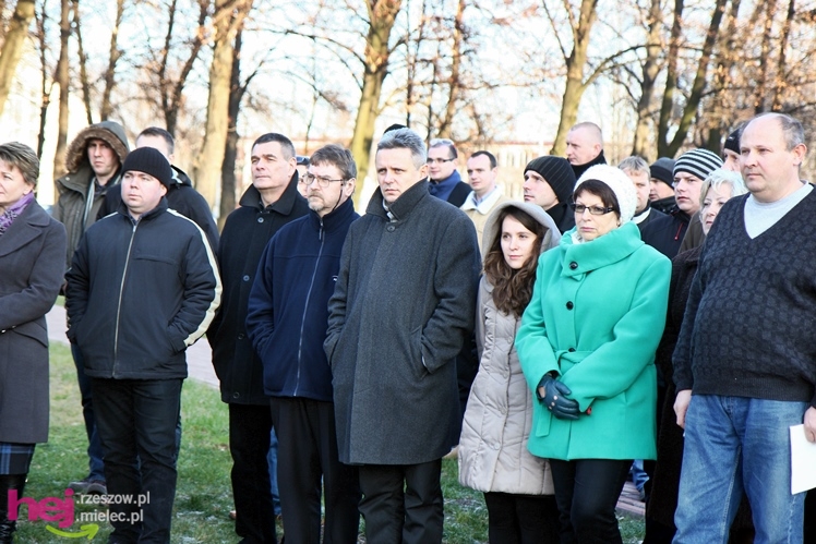 Odsłonięcie obelisku w hołdzie twórcom i zasłużonym dla przemysłu lotniczego w Mielcu