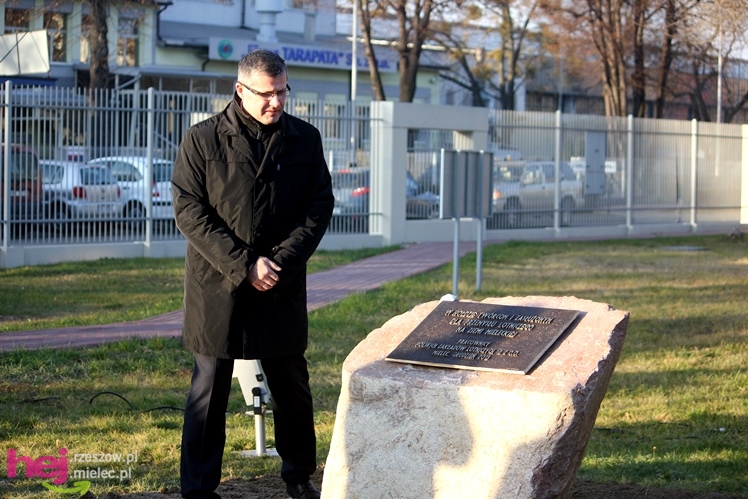 Odsłonięcie obelisku w hołdzie twórcom i zasłużonym dla przemysłu lotniczego w Mielcu