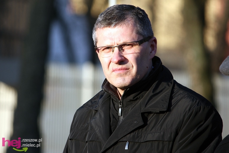 Odsłonięcie obelisku w hołdzie twórcom i zasłużonym dla przemysłu lotniczego w Mielcu