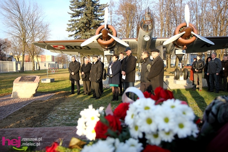 Odsłonięcie obelisku w hołdzie twórcom i zasłużonym dla przemysłu lotniczego w Mielcu