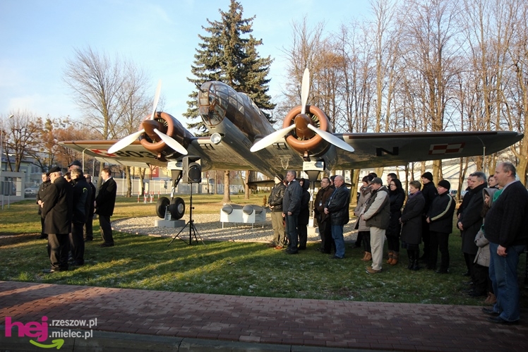 Odsłonięcie obelisku w hołdzie twórcom i zasłużonym dla przemysłu lotniczego w Mielcu
