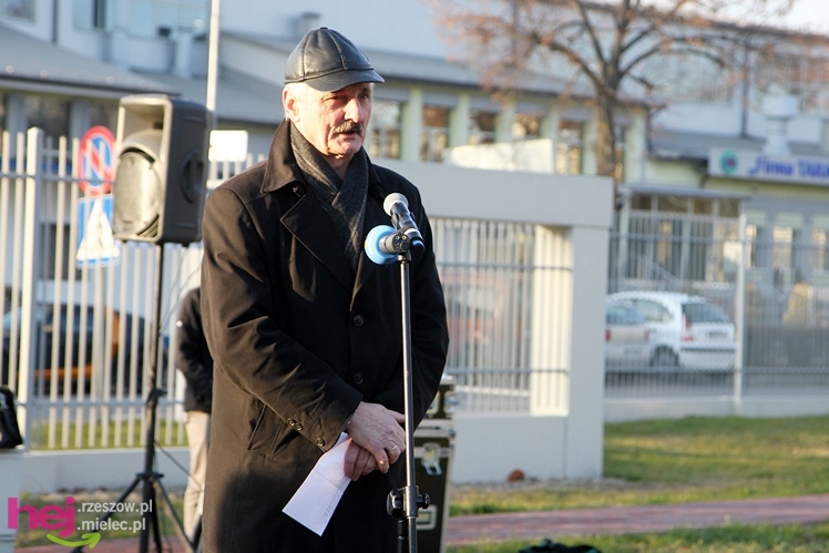 Odsłonięcie obelisku w hołdzie twórcom i zasłużonym dla przemysłu lotniczego w Mielcu