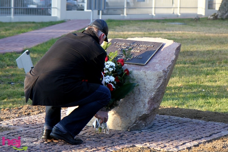 Odsłonięcie obelisku w hołdzie twórcom i zasłużonym dla przemysłu lotniczego w Mielcu