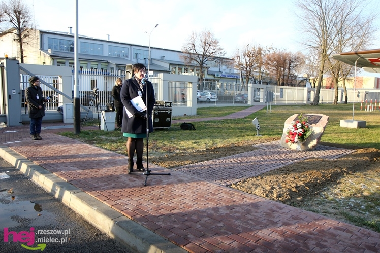 Odsłonięcie obelisku w hołdzie twórcom i zasłużonym dla przemysłu lotniczego w Mielcu
