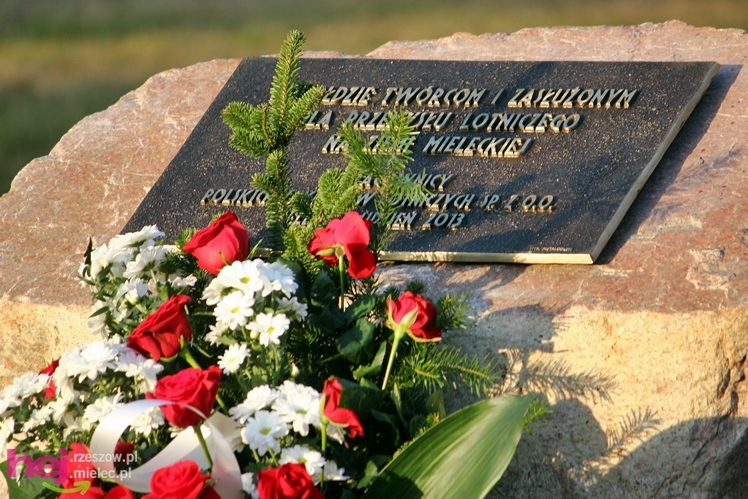 Odsłonięcie obelisku w hołdzie twórcom i zasłużonym dla przemysłu lotniczego w Mielcu