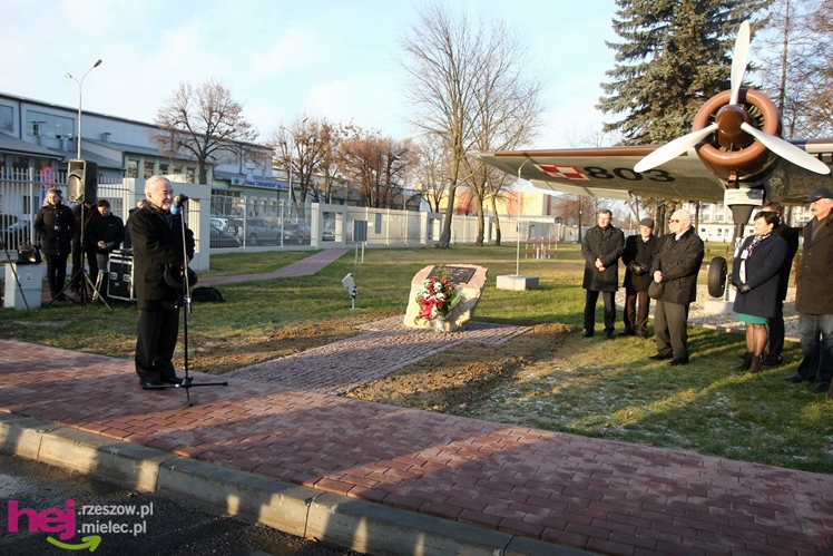 Odsłonięcie obelisku w hołdzie twórcom i zasłużonym dla przemysłu lotniczego w Mielcu