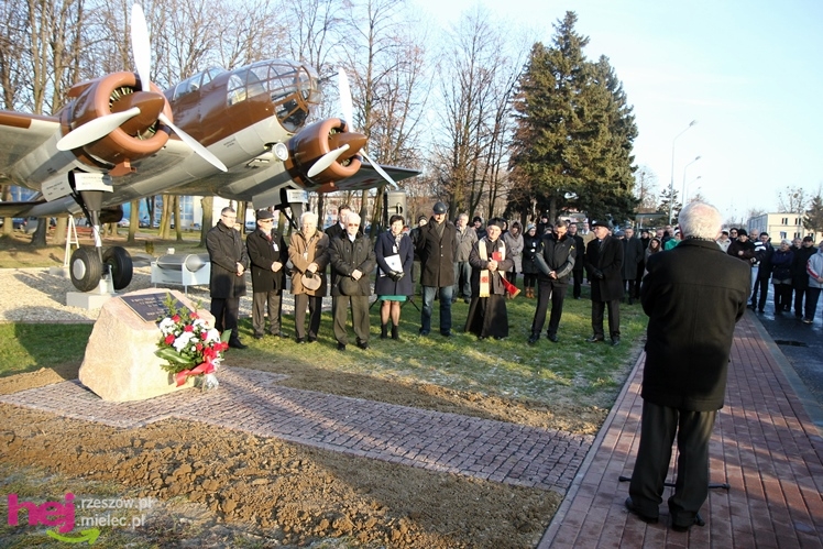Odsłonięcie obelisku w hołdzie twórcom i zasłużonym dla przemysłu lotniczego w Mielcu