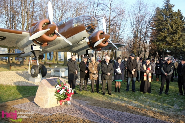 Odsłonięcie obelisku w hołdzie twórcom i zasłużonym dla przemysłu lotniczego w Mielcu