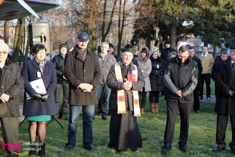 Odsłonięcie obelisku w hołdzie twórcom i zasłużonym dla przemysłu lotniczego w Mielcu