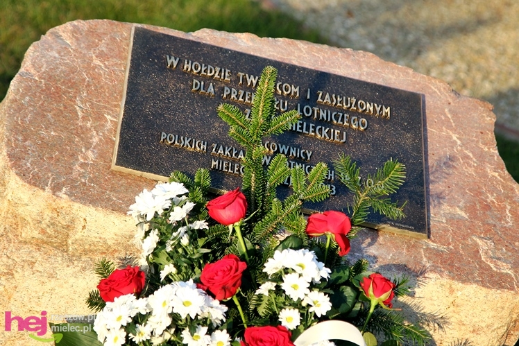 Odsłonięcie obelisku w hołdzie twórcom i zasłużonym dla przemysłu lotniczego w Mielcu