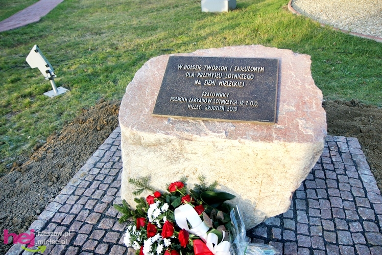 Odsłonięcie obelisku w hołdzie twórcom i zasłużonym dla przemysłu lotniczego w Mielcu