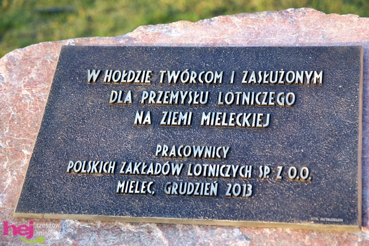 Odsłonięcie obelisku w hołdzie twórcom i zasłużonym dla przemysłu lotniczego w Mielcu