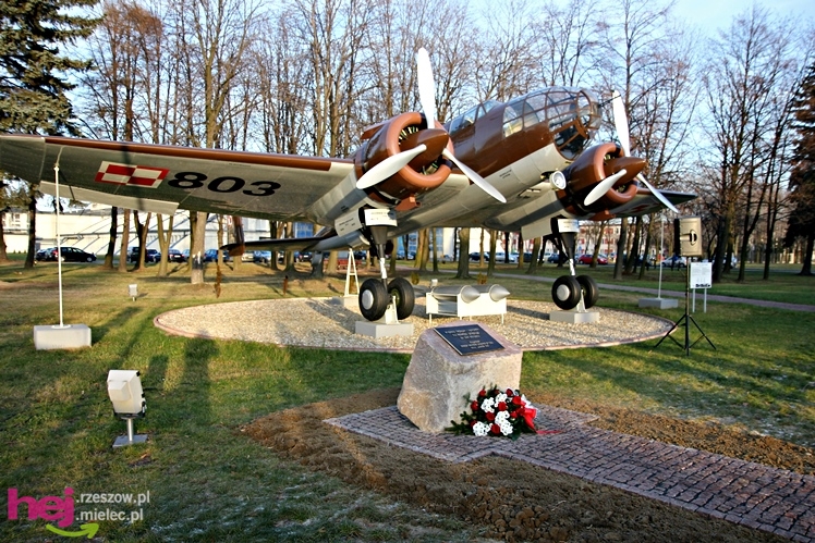 Odsłonięcie obelisku w hołdzie twórcom i zasłużonym dla przemysłu lotniczego w Mielcu