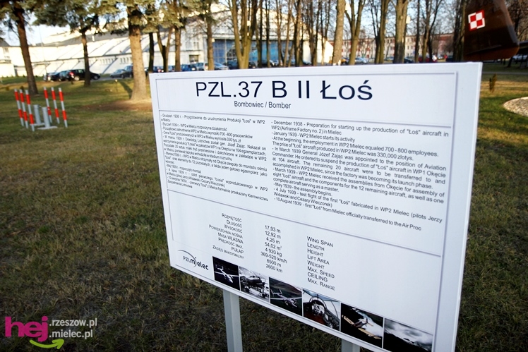 Odsłonięcie obelisku w hołdzie twórcom i zasłużonym dla przemysłu lotniczego w Mielcu