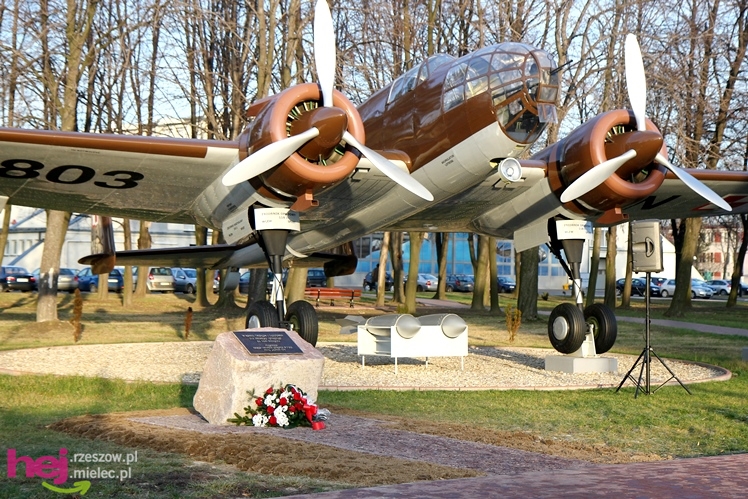 Odsłonięcie obelisku w hołdzie twórcom i zasłużonym dla przemysłu lotniczego w Mielcu
