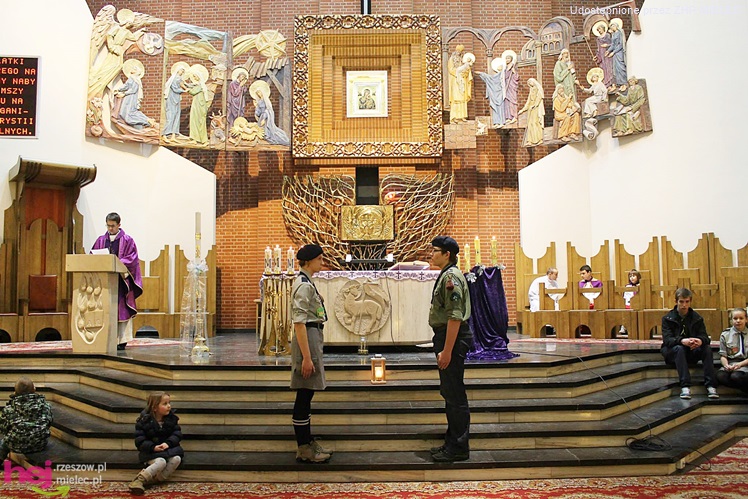 Betlejemskie Światło Pokoju trafiło do mieszkańców Mielca