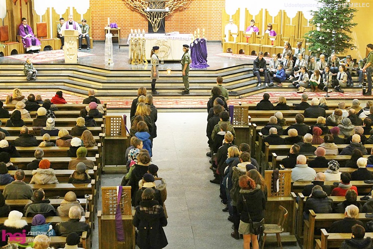 Betlejemskie Światło Pokoju trafiło do mieszkańców Mielca