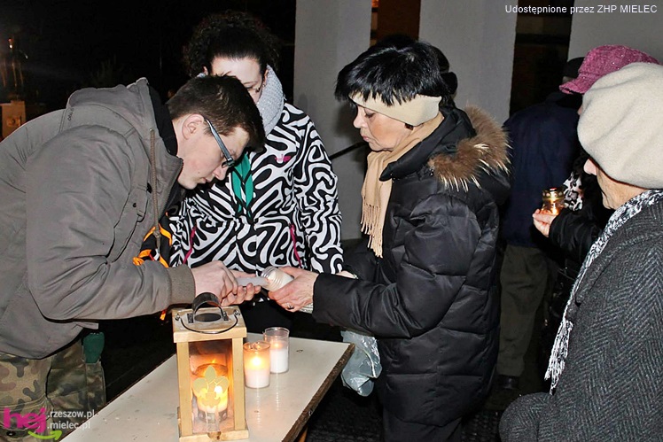 Betlejemskie Światło Pokoju trafiło do mieszkańców Mielca