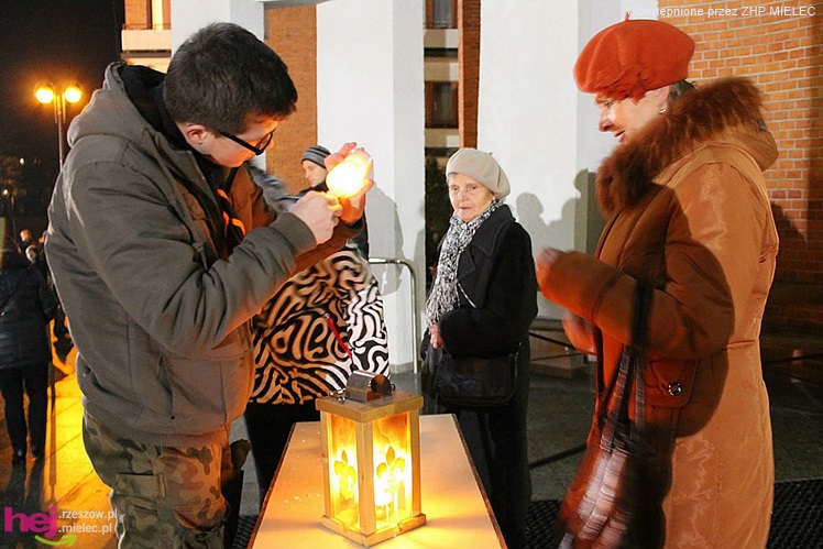 Betlejemskie Światło Pokoju trafiło do mieszkańców Mielca