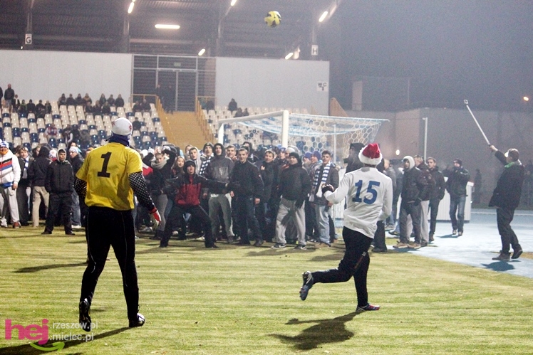 Mecz Wigilijny na Stadionie Miejskim: FKS Stal Mielec - Kibice Stali Mielec 4:6 (3:0)