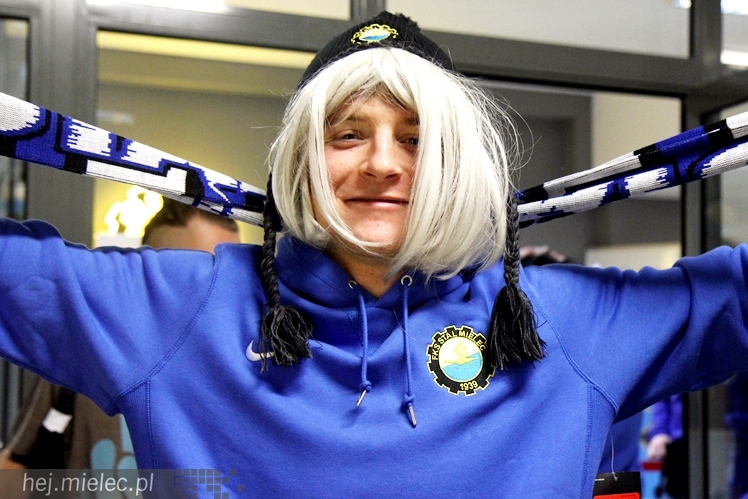 Stal na luzie, czyli wyjątkowa sesja piłkarzy FKS z klubowymi gadżetami