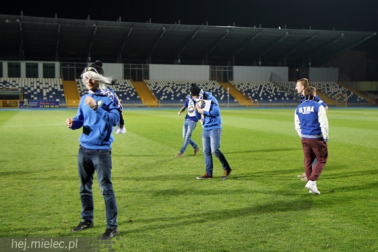 Stal na luzie, czyli wyjątkowa sesja piłkarzy FKS z klubowymi gadżetami