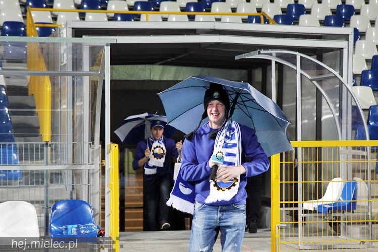 Stal na luzie, czyli wyjątkowa sesja piłkarzy FKS z klubowymi gadżetami