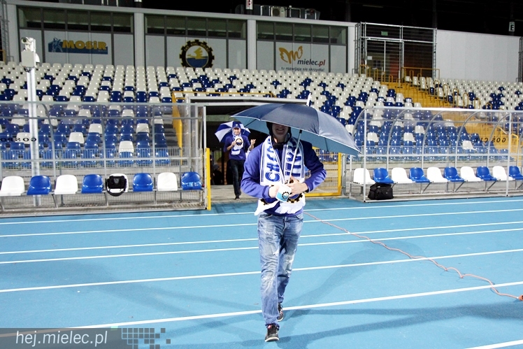 Stal na luzie, czyli wyjątkowa sesja piłkarzy FKS z klubowymi gadżetami