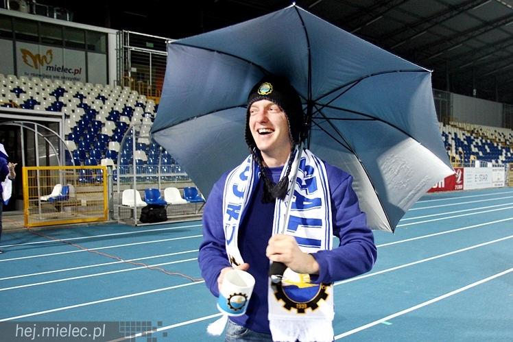 Stal na luzie, czyli wyjątkowa sesja piłkarzy FKS z klubowymi gadżetami