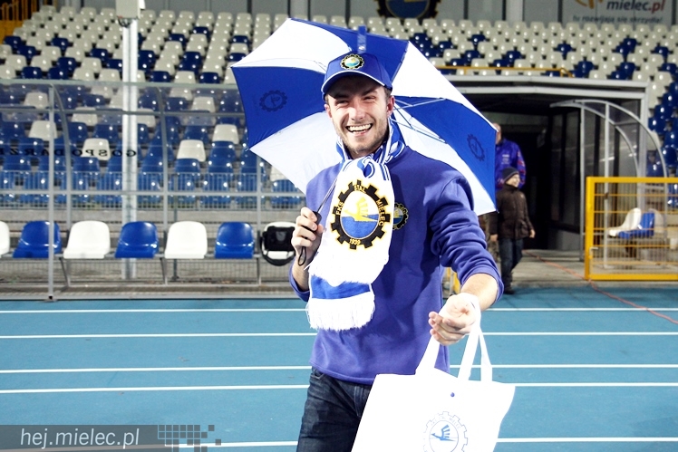 Stal na luzie, czyli wyjątkowa sesja piłkarzy FKS z klubowymi gadżetami