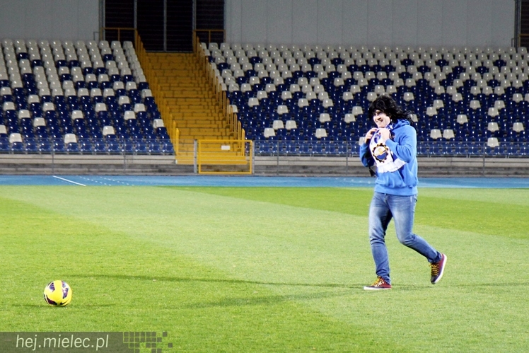 Stal na luzie, czyli wyjątkowa sesja piłkarzy FKS z klubowymi gadżetami