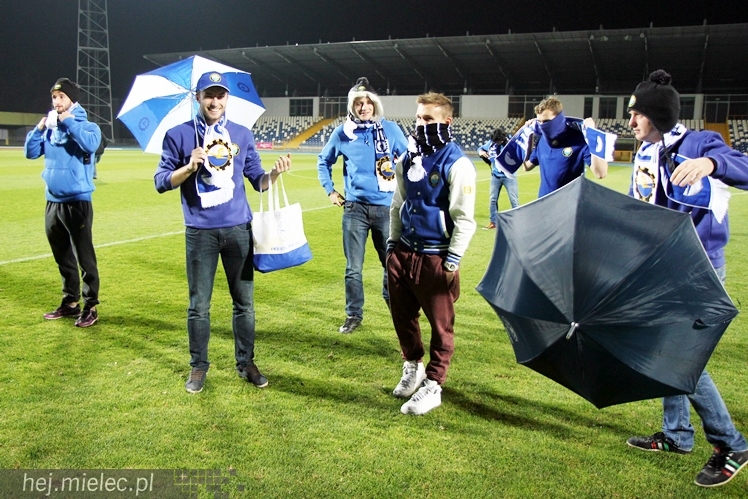 Stal na luzie, czyli wyjątkowa sesja piłkarzy FKS z klubowymi gadżetami