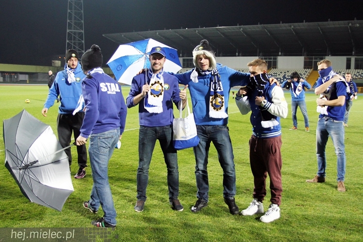 Stal na luzie, czyli wyjątkowa sesja piłkarzy FKS z klubowymi gadżetami