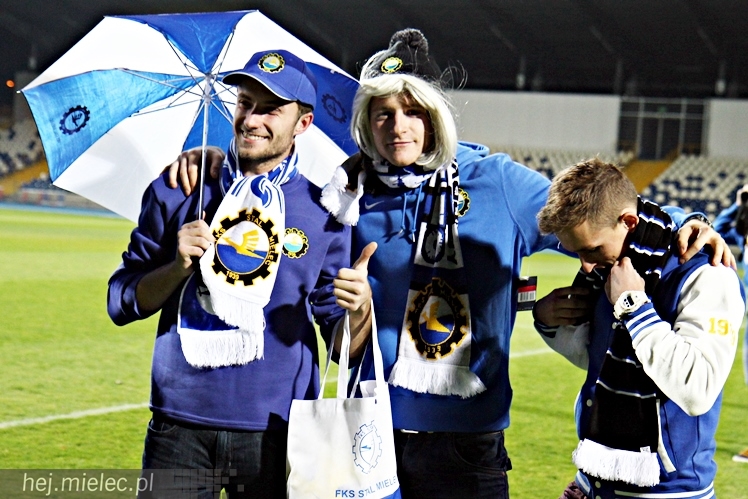 Stal na luzie, czyli wyjątkowa sesja piłkarzy FKS z klubowymi gadżetami
