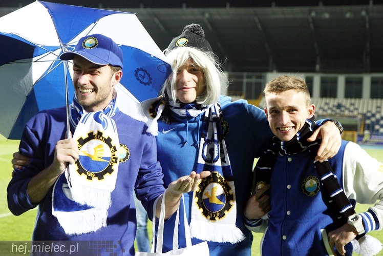 Stal na luzie, czyli wyjątkowa sesja piłkarzy FKS z klubowymi gadżetami