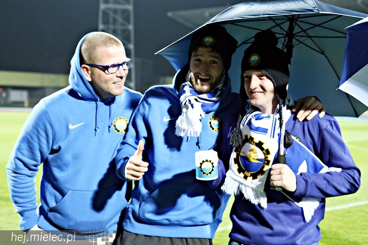 Stal na luzie, czyli wyjątkowa sesja piłkarzy FKS z klubowymi gadżetami