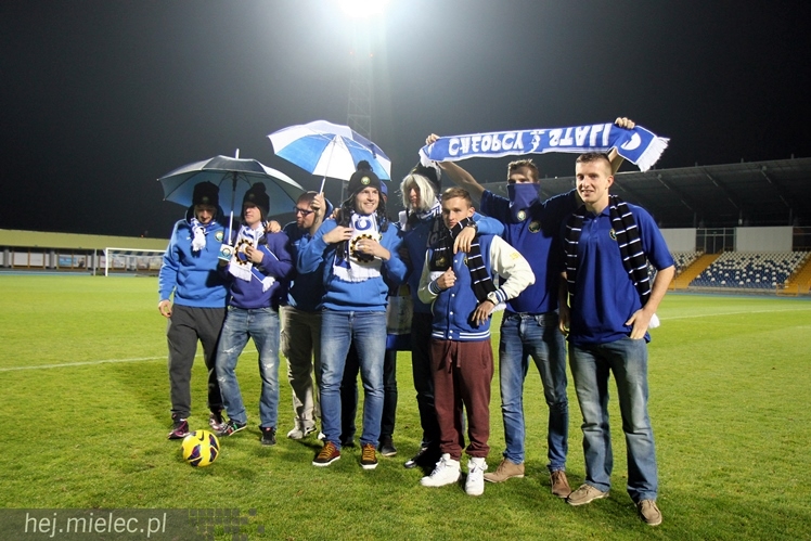 Stal na luzie, czyli wyjątkowa sesja piłkarzy FKS z klubowymi gadżetami