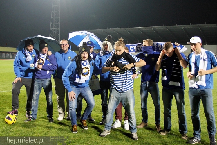 Stal na luzie, czyli wyjątkowa sesja piłkarzy FKS z klubowymi gadżetami