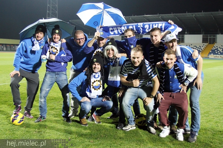 Stal na luzie, czyli wyjątkowa sesja piłkarzy FKS z klubowymi gadżetami