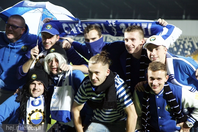 Stal na luzie, czyli wyjątkowa sesja piłkarzy FKS z klubowymi gadżetami