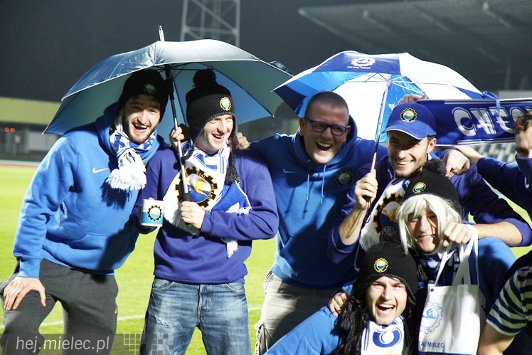 Stal na luzie, czyli wyjątkowa sesja piłkarzy FKS z klubowymi gadżetami