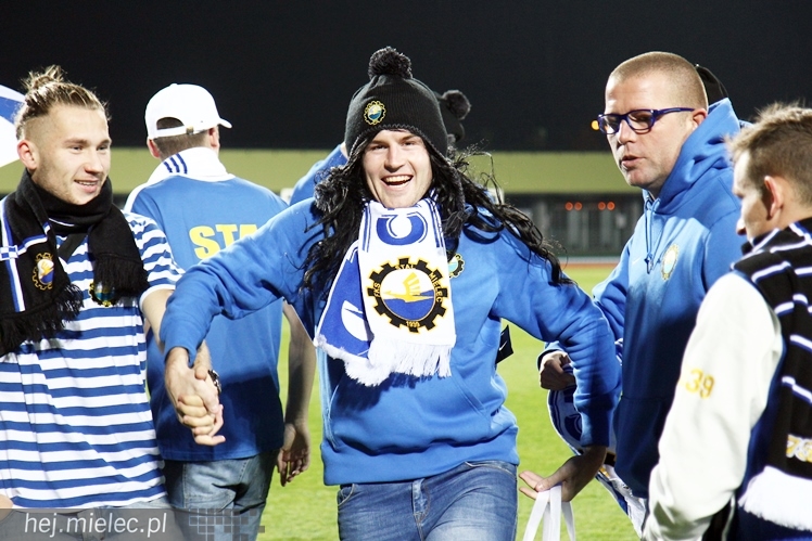 Stal na luzie, czyli wyjątkowa sesja piłkarzy FKS z klubowymi gadżetami