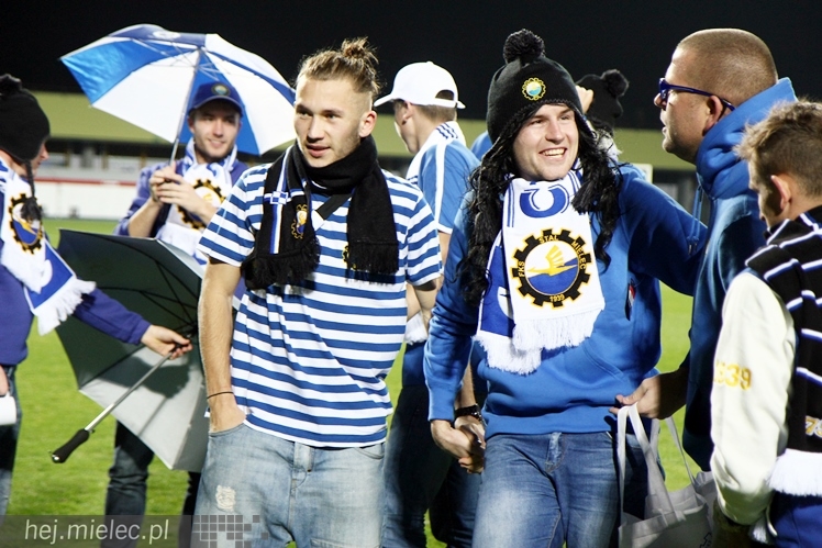 Stal na luzie, czyli wyjątkowa sesja piłkarzy FKS z klubowymi gadżetami