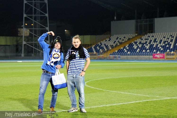 Stal na luzie, czyli wyjątkowa sesja piłkarzy FKS z klubowymi gadżetami