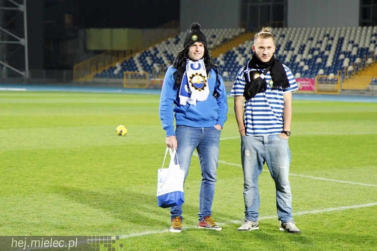 Stal na luzie, czyli wyjątkowa sesja piłkarzy FKS z klubowymi gadżetami