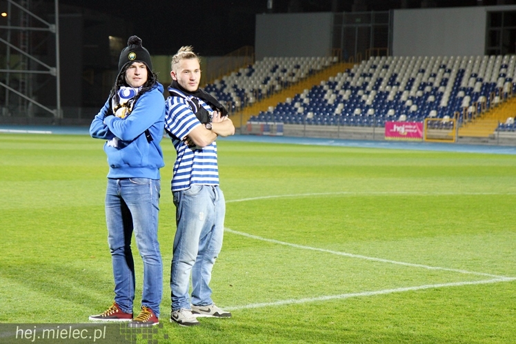 Stal na luzie, czyli wyjątkowa sesja piłkarzy FKS z klubowymi gadżetami